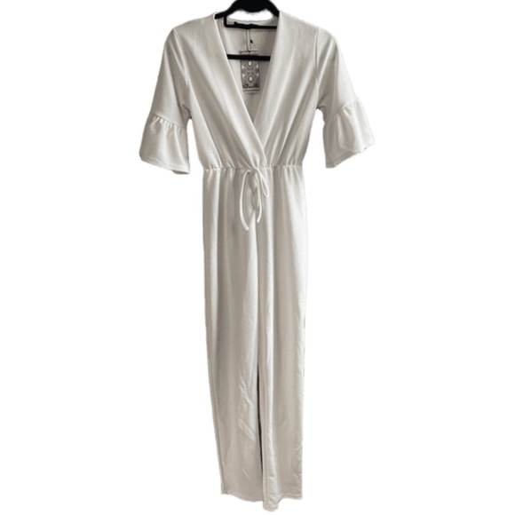 NWT Boohoo plunge front tie waist flutter sleeve white cropped jumpsuit. Size 6. - Picture 3 of 8